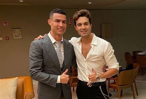 Cristiano Ronaldo presenteia Luan Santana com 